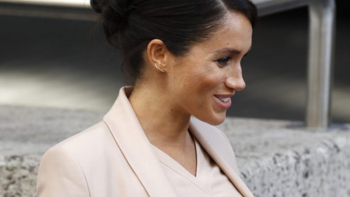 H Mέγκαν Μαρκλ φοράει μίνι ρετρό φόρεμα για την Ημέρα της Γυναίκας 