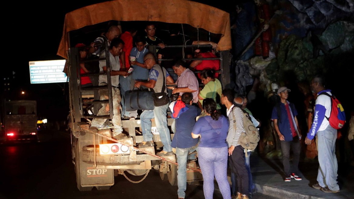 Επιστρέφει το... φως στη Βενεζουέλα μετά από 20 ώρες στο σκοτάδι