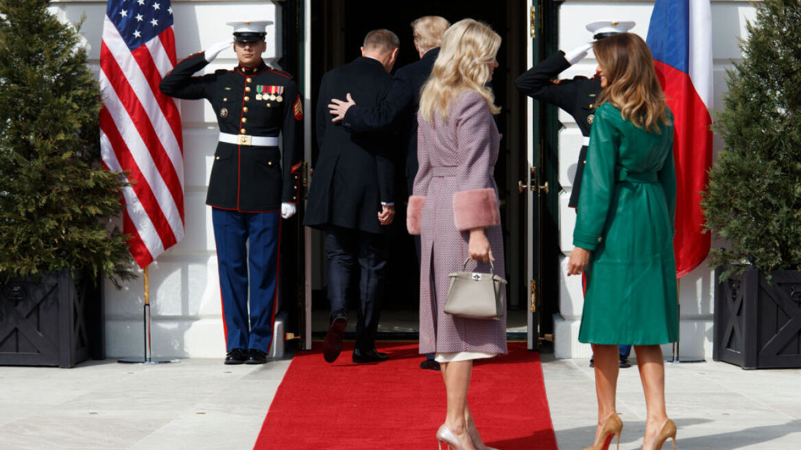 To savoir faire του Donald Trump προς τις γυναίκες επιδεινώνεται 