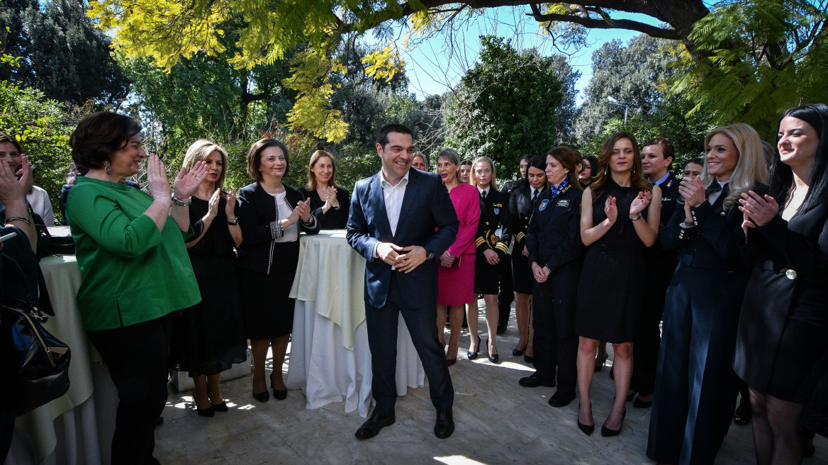 Με γυναίκες γέμισε το Μέγαρο Μαξίμου 