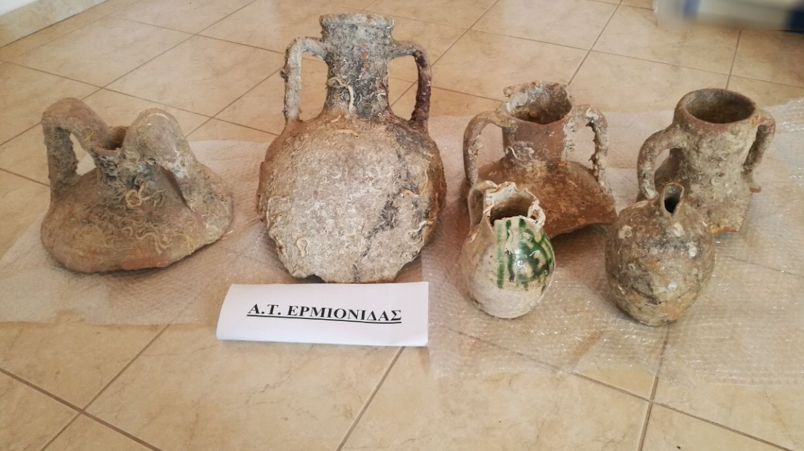 Έπιασαν ζευγάρι ηλικιωμένων με αρχαία στην Αργολίδα - Είχαν «στολίσει» το σπίτι με αμφορείς!
