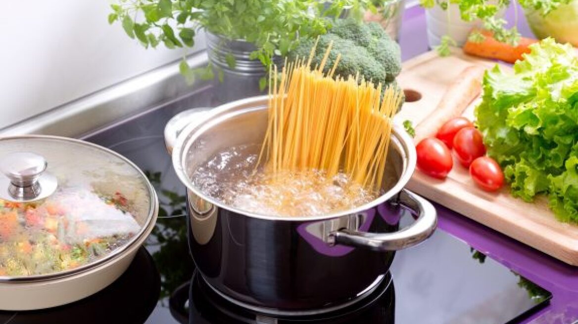 Γιατί δεν πρέπει να πετάς ποτέ το νερό που έβραζαν τα μακαρόνια