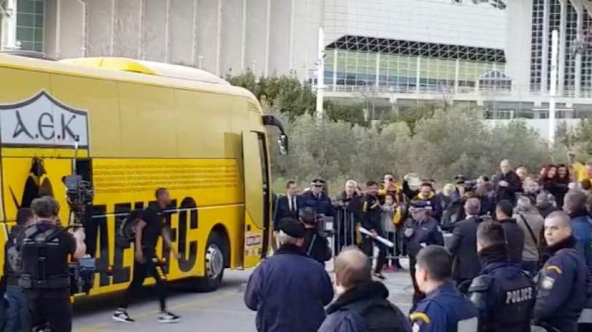 ΑΕΚ - Παναθηναϊκός: Υποδοχή από οπαδούς στην άφιξη της Ένωσης