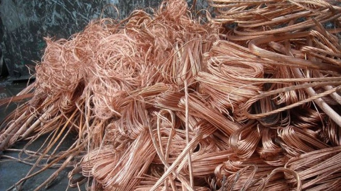 Ανήλικος «κυνηγός» χαλκού ρήμαζε κοιμητήρια στις Σέρρες