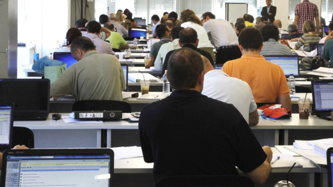 Μοιράζει αυξήσεις στους υπαλλήλους του και το υπουργείο Οικονομίας!