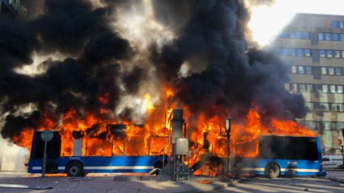 Έκρηξη και φωτιά σε λεωφορείο στο κέντρο της Στοκχόλμης
