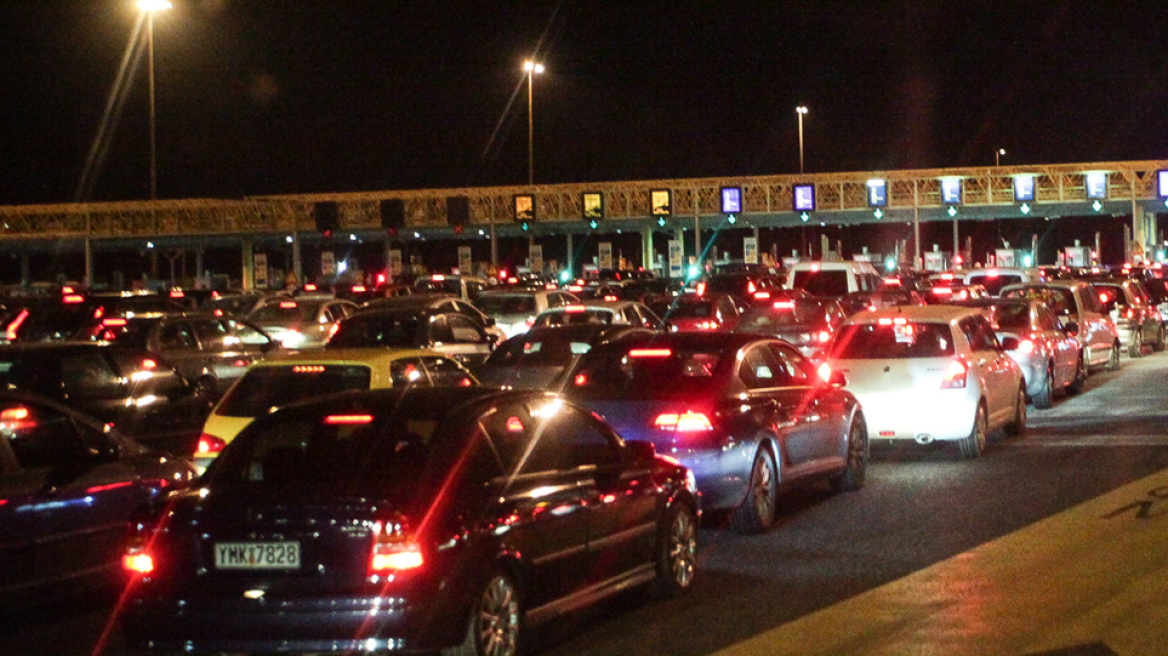 «Βήμα σημειωτόν» η επιστροφή των εκδρομέων - Ουρές στα διόδια