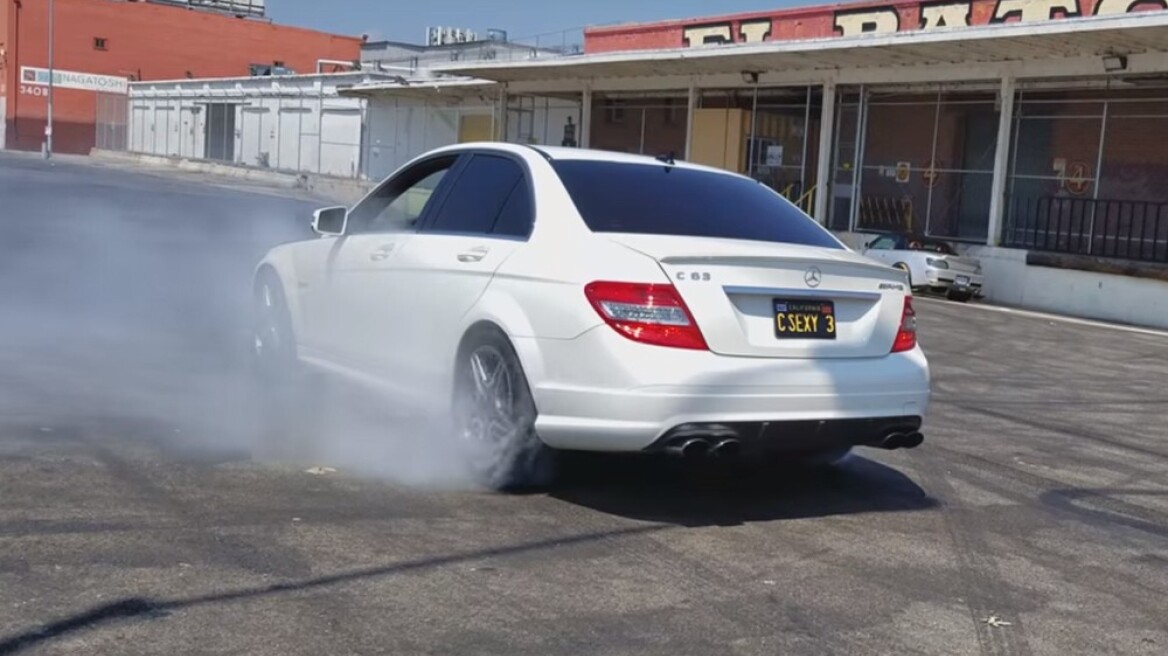 Απίστευτο: 9χρόνος «καίει» λάστιχο σε Mercedes C63 AMG! (video)