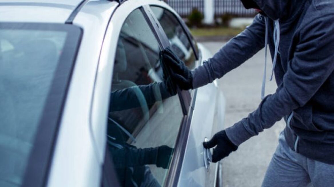 Έκλεβε BMW και Mini Cooper και τα «έσπρωχνε» σε δουλεμπόρους για να μεταφέρουν μετανάστες