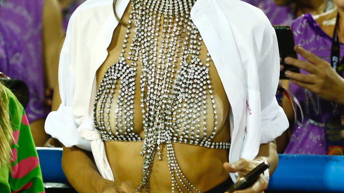 Η Ιζαμπέλ Γκουλάρτ πήγε... ημίγυμνη στο καρναβάλι