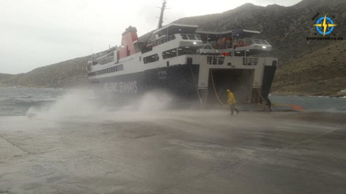 Βίντεο: Το «Άρτεμις» δένει στην Σίφνο εν μέσω θυελλωδών ανέμων