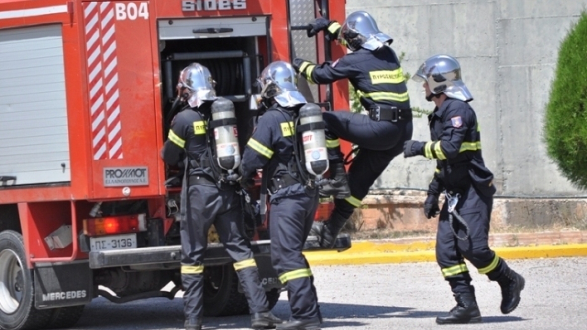 Kίνηση στους δρόμους: Αυτοκίνητο πήρε φωτιά στο ύψος της Δουκίσσης Πλακεντίας στο Χαλάνδρι 