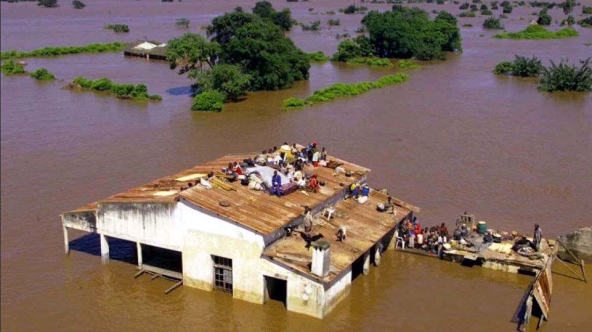 Εκατόμβη νεκρών από πλημμύρες στη νότια Αφρική