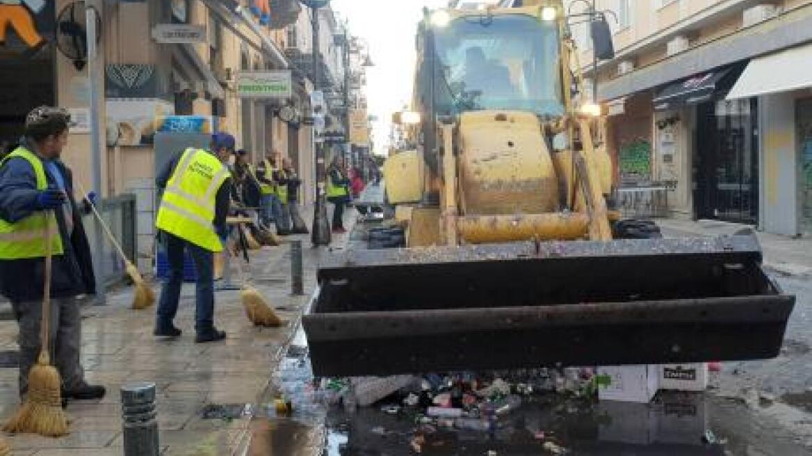 Πάτρα: Με... εκσκαφέα μάζεψαν τα σκουπίδια του καρναβαλιού