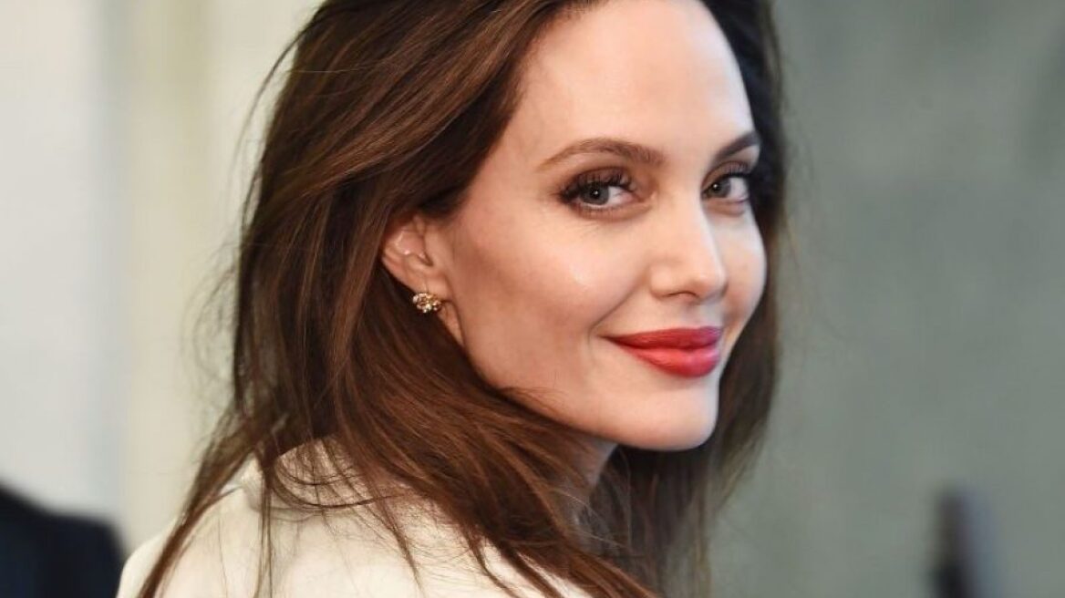 Η Αντζελίνα Τζολί αποδεικνύει ότι είναι η απόλυτη μούσα του οίκου Versace 