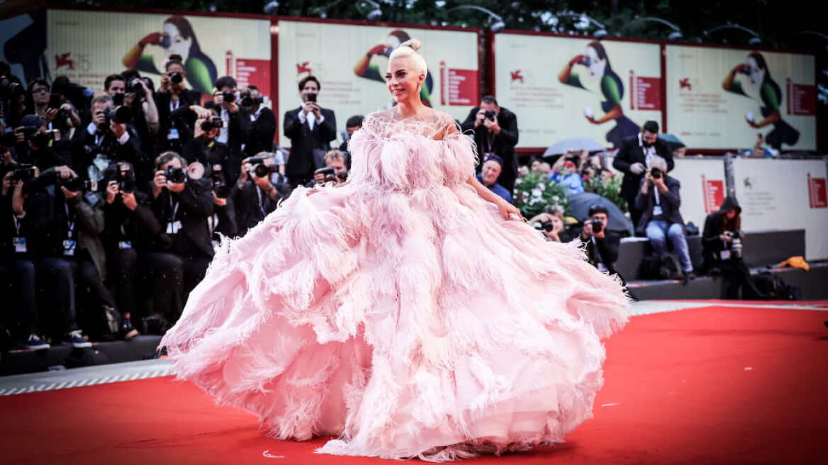 H Lady Gaga απάντησε στις φήμες που τη θέλουν έγκυο 