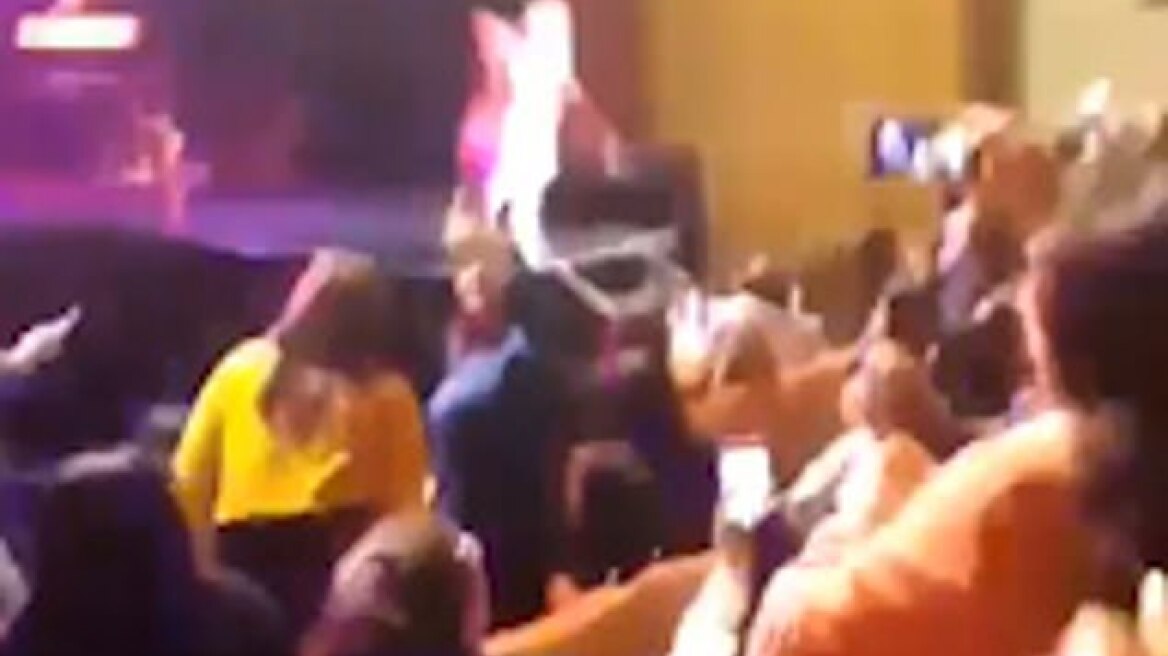 Η στιγμή που τραγουδιστής πέφτει από τη σκηνή στην Αργεντινή - Νοσηλεύεται σε κρίσιμη κατάσταση