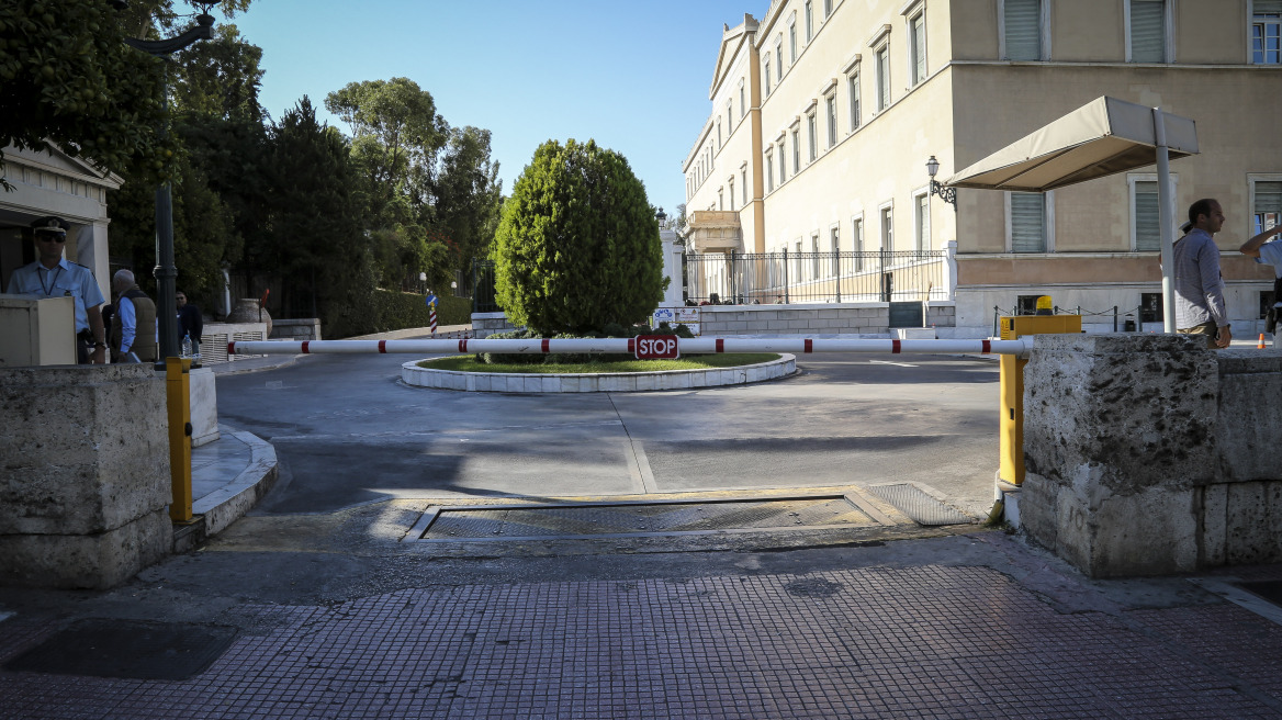 Μπήκε στη Βουλή ως επισκέπτης και κατέληξε στον εισαγγελέα