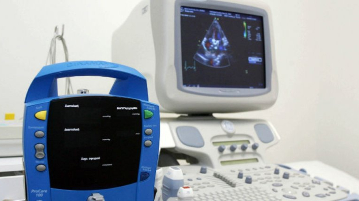 Γιατρός αυνανιζόταν την ώρα που εξέταζε ασθενή 