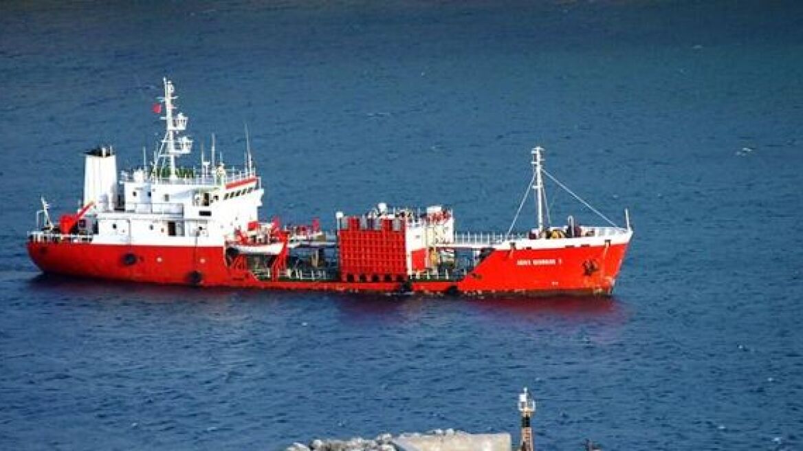 Ρήγμα 15 εκατοστών υπέστη το πλοίο που προσάραξε στην Άνδρο