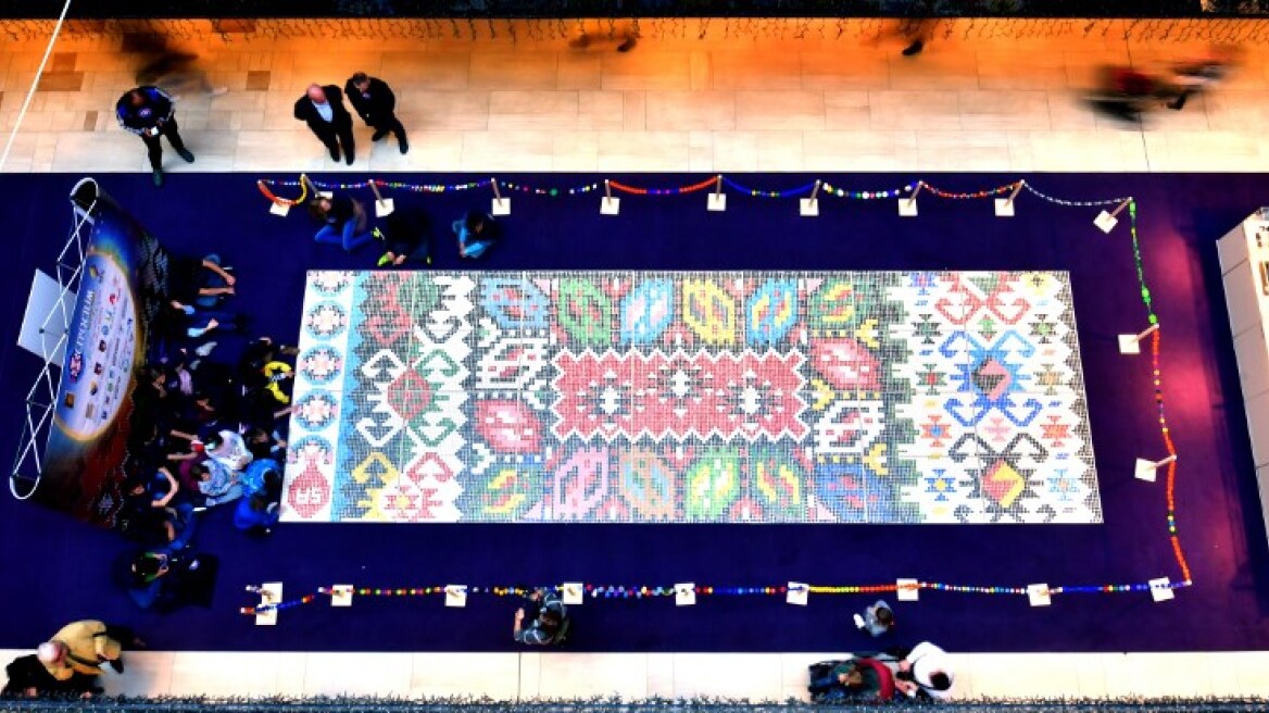 Χαλί από 25.000 πλαστικά καπάκια για την Παγκόσμια Ημέρα Ανακύκλωσης