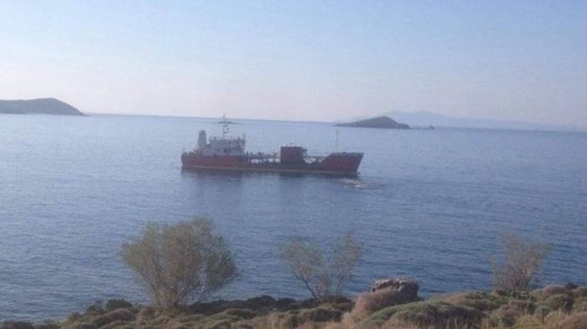 Αποκολλήθηκε το δεξαμενόπλοιο που είχε προσαράξει στην Άνδρο