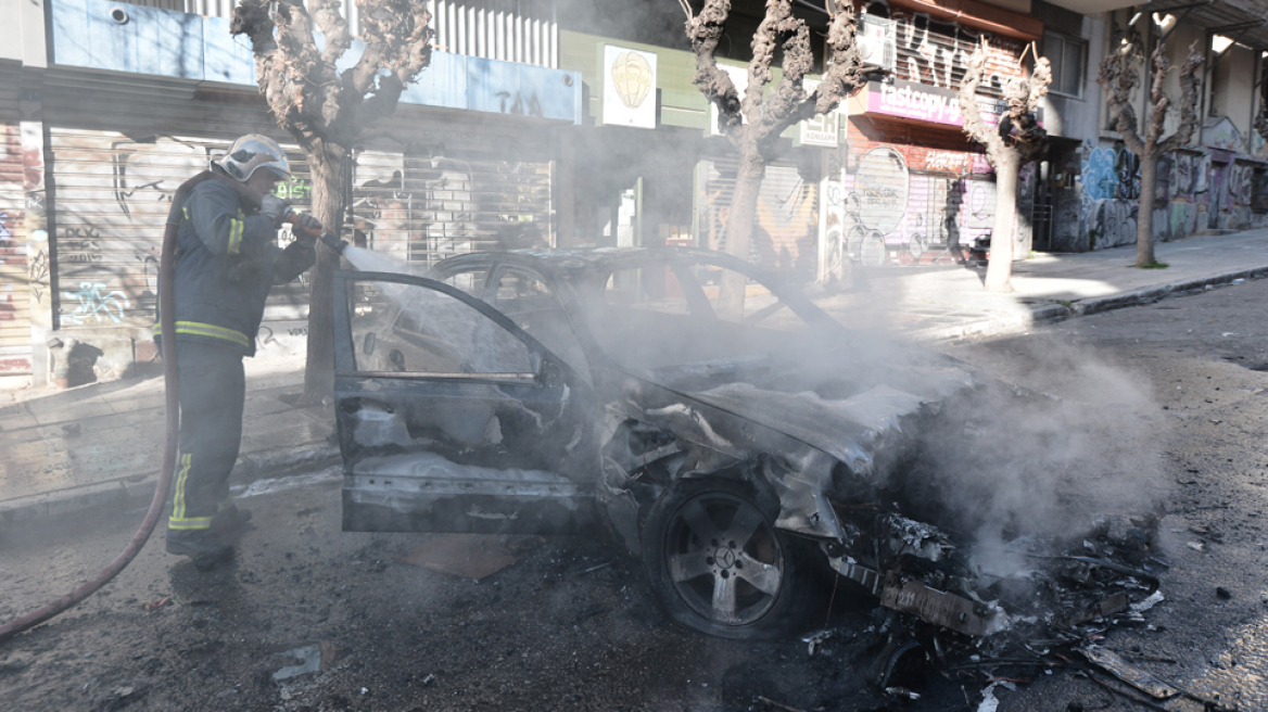 Μολότοφ και πετροπόλεμος στο Πολυτεχνείο μετά το μαθητικό συλλαλητήριο