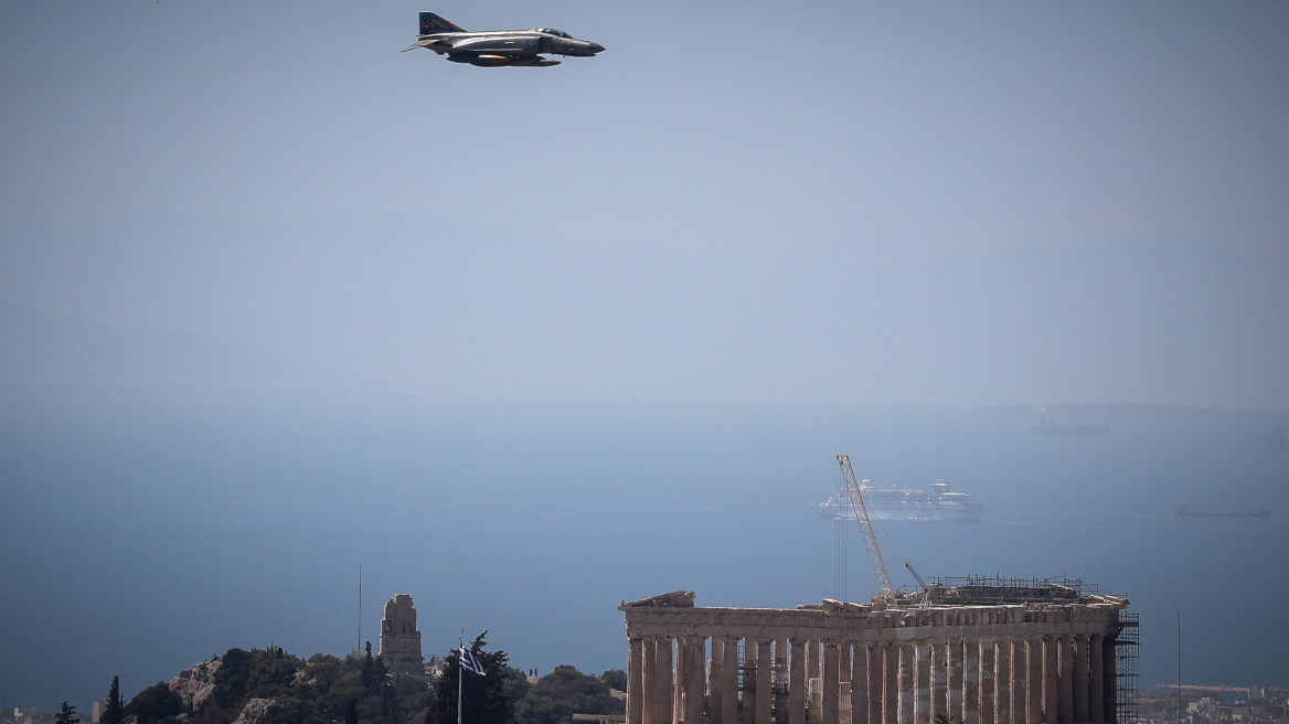 Φωτογραφίες: Μαχητικά αεροσκάφη κάνουν πρόβα τζενεράλε για την παρέλαση της 25ης Μαρτίου στην Αθήνα