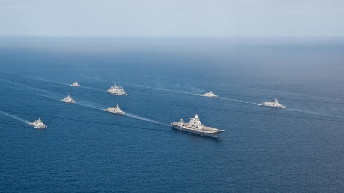 Πυρηνικά υποβρύχια και αεροπλανοφόρο αναπτύσσει η Ινδία στα σύνορα με το Πακιστάν