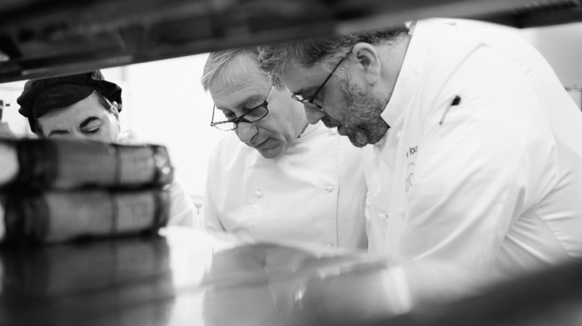 Nέα γαστρονομική εποχή για την bluegr Hotels & Resorts με τον βραβευμένο σεφ Γιάννη Μπαξεβάνη