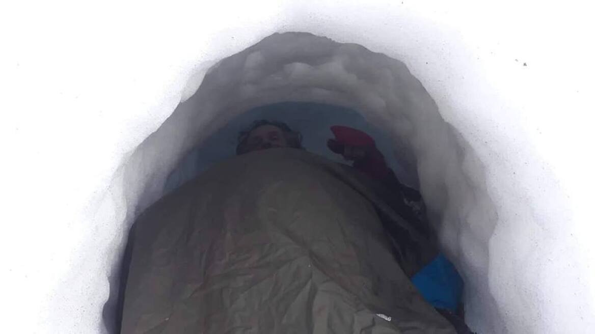 Κρητικός τραγουδά «Μακεδονία ξακουστή» μέσα από μία χιονότρυπα στον Ψηλορείτη