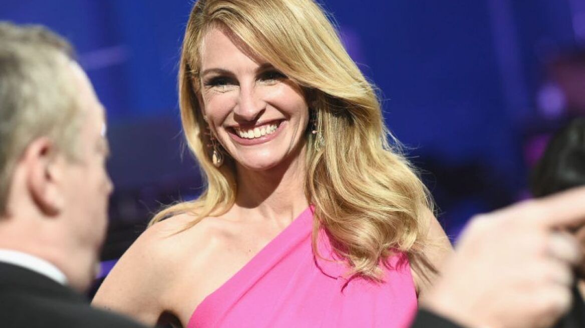 Η Τζούλια Ρόμπερτς δοκίμασε την πιο ριψοκίνδυνη σιλουέτα στις μπότες για τη σεζόν