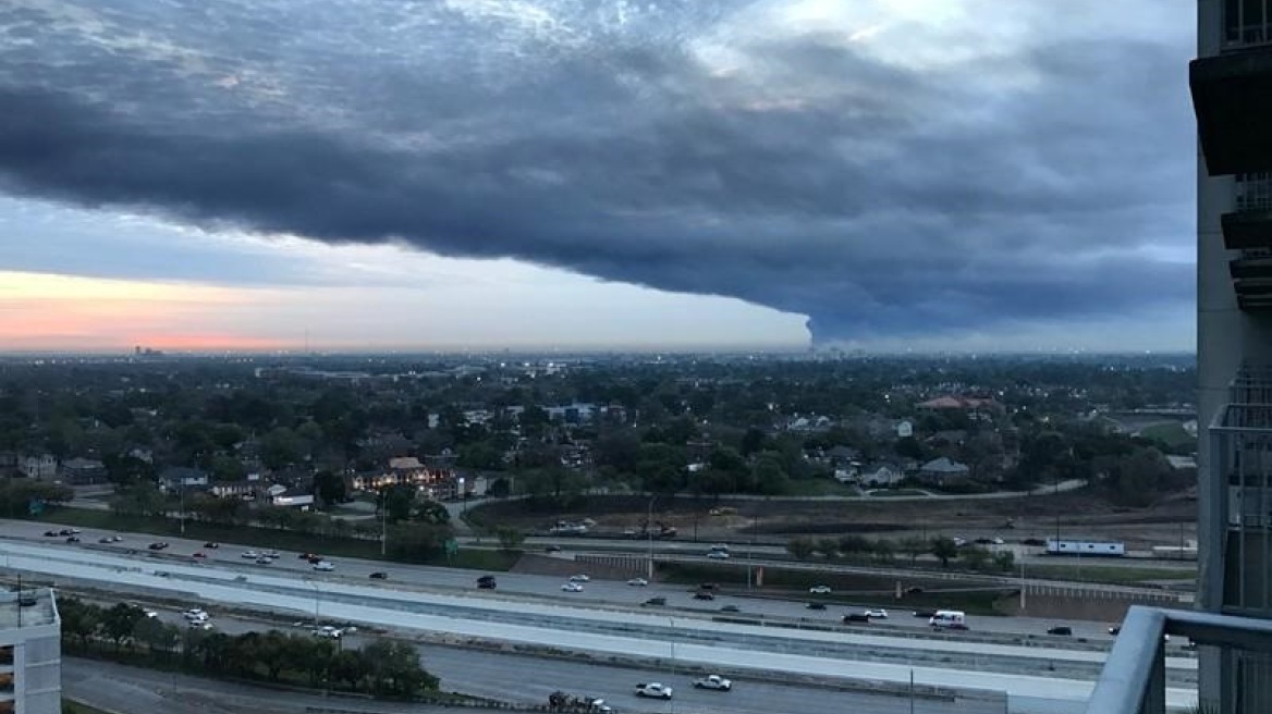 ΗΠΑ: Μαύρος καπνός από τοξική πυρκαγιά κάλυψε το Χιούστον