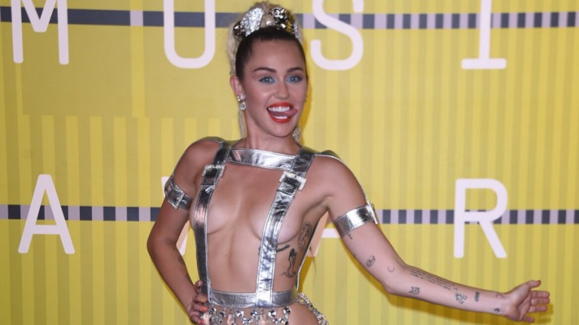 Φωτογραφία: Η Miley Cyrus τα... πέταξε όλα και δήλωσε «έτοιμη για τρελό πάρτι»