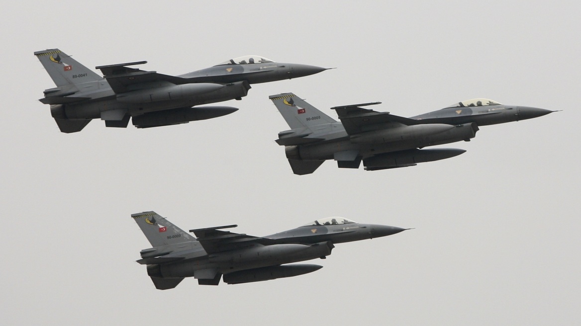 Μπαράζ τουρκικών προκλήσεων στο Αιγαίο με 35 παραβιάσεις και μια εικονική αερομαχία