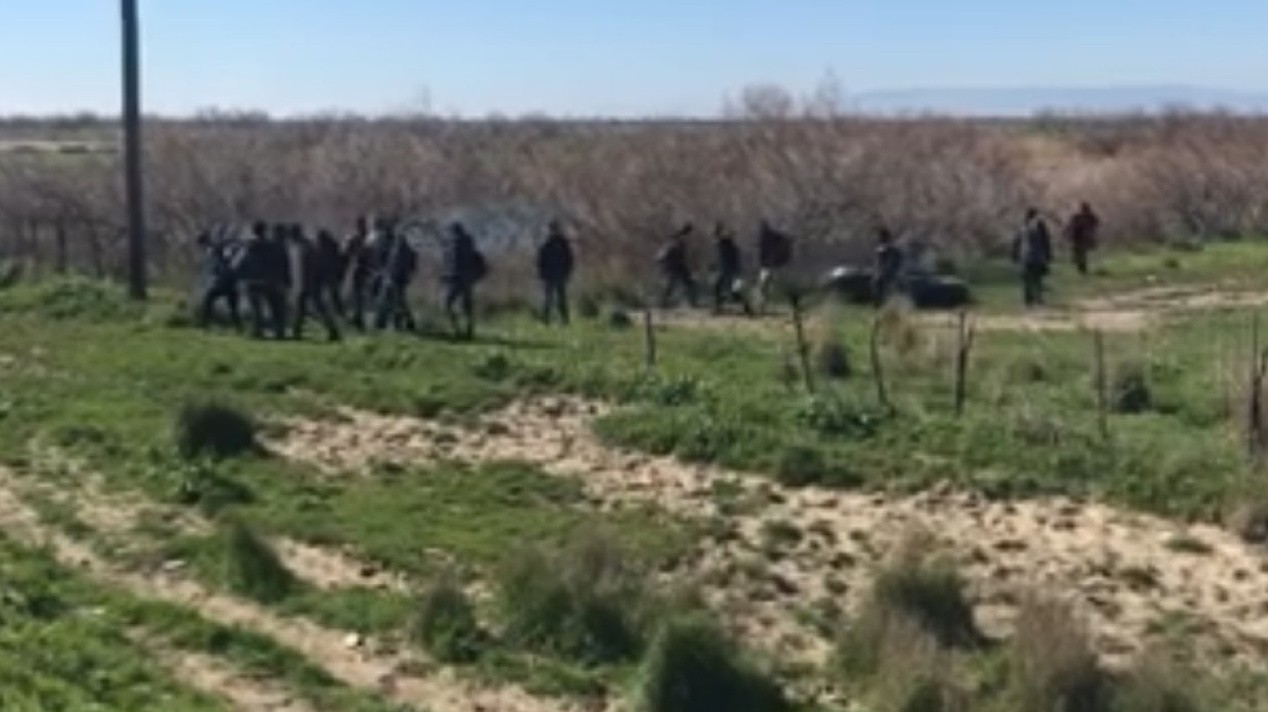 Αφγανοί έφτασαν στον Έβρο με τη βάρκα τους, την πήραν στα χέρια και συνέχισαν - Δείτε το βίντεο