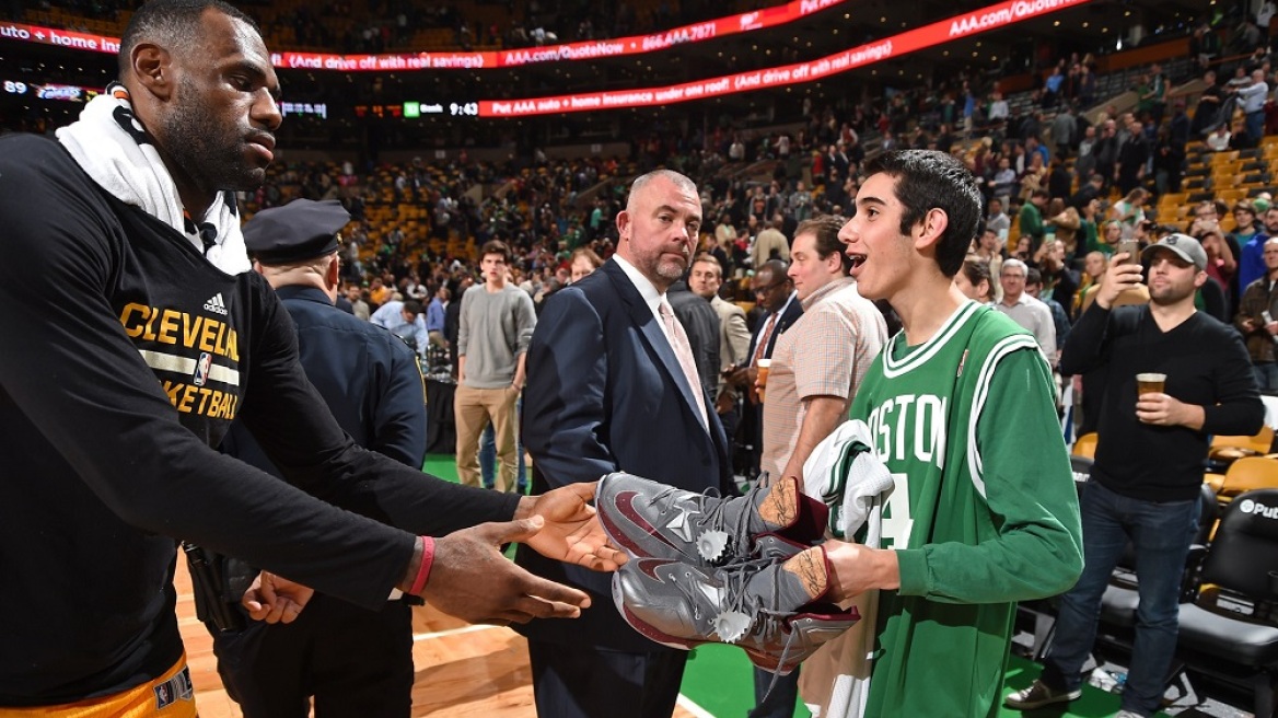 NBA: Δίνουν τα παπούτσια τους για καλό σκοπό (videos)