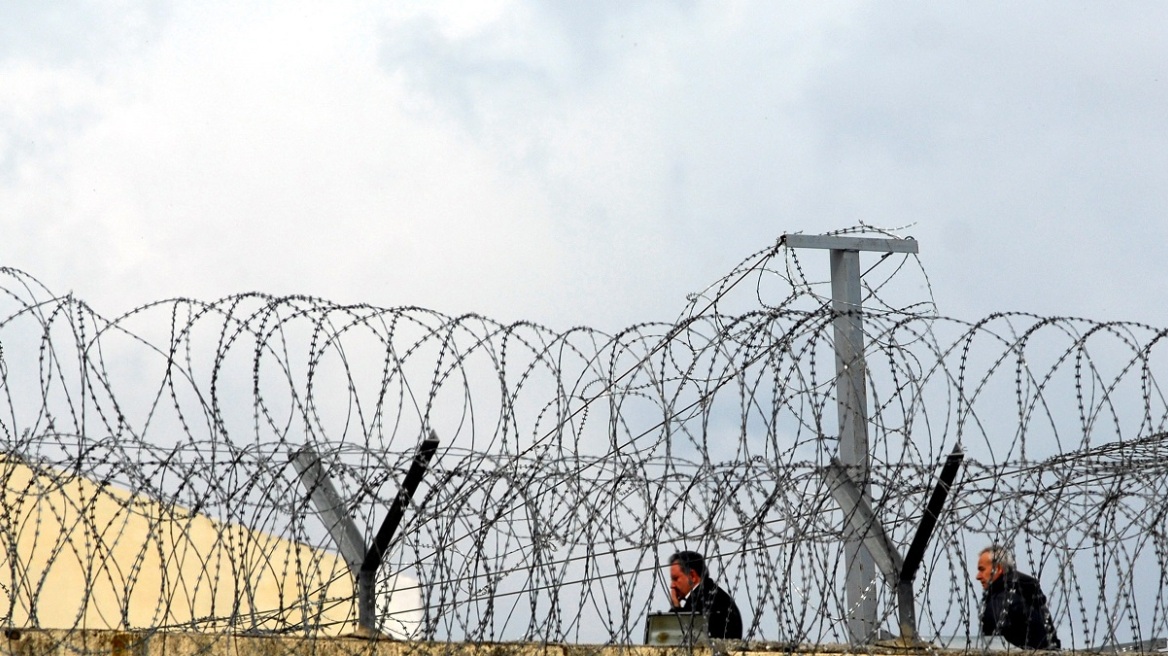Φυλακές Τρικάλων: 16χρονος έκρυψε ναρκωτικά στα παπούτσια του για να τα περάσει στον πατέρα του