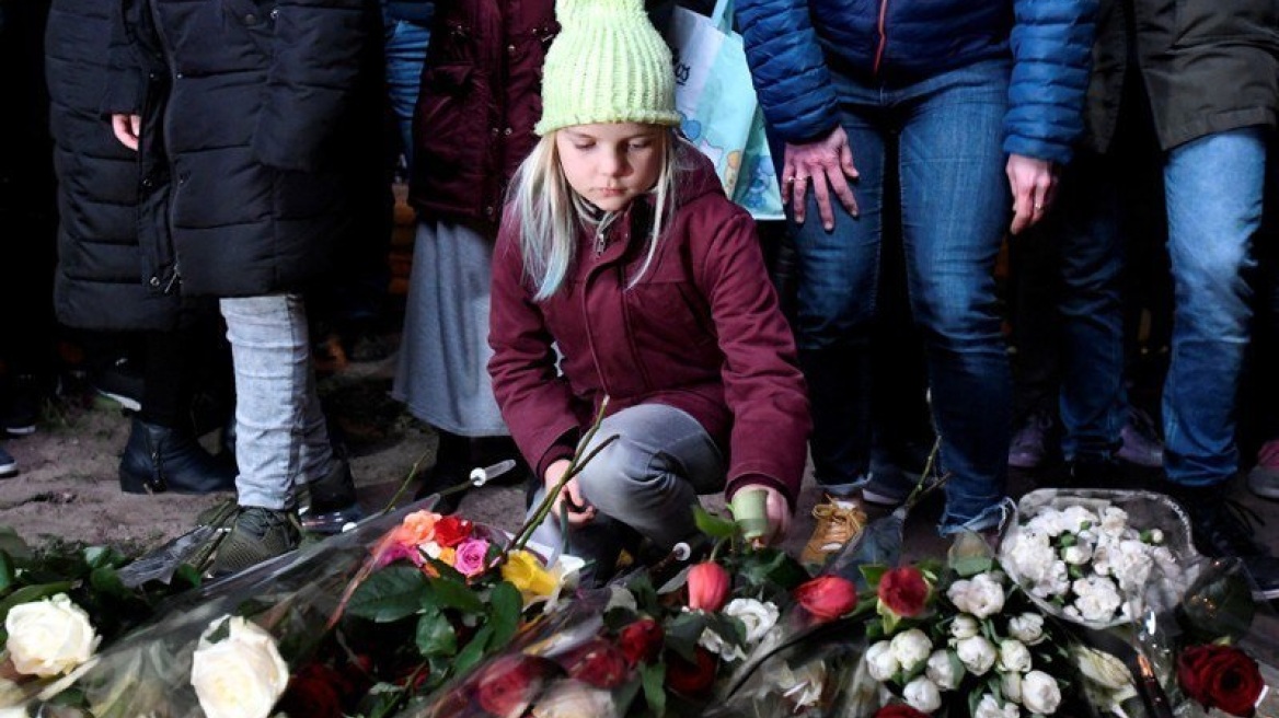 Ολλανδία: Χιλιάδες άτομα απότισαν φόρο τιμής στα θύματα της επίθεσης στο τραμ