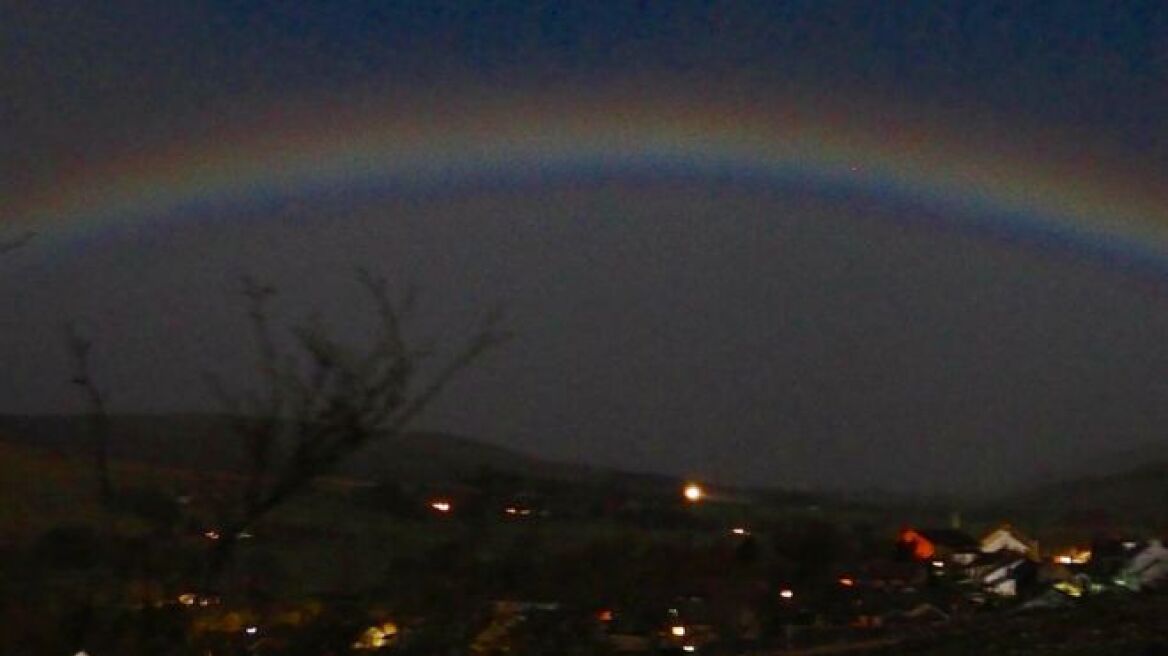 Σεληνιακό Ουράνιο Τόξο: Ένα σπάνιο φαινόμενο που «έφερε» η Υπερπανσέληνος των Σκουληκιών