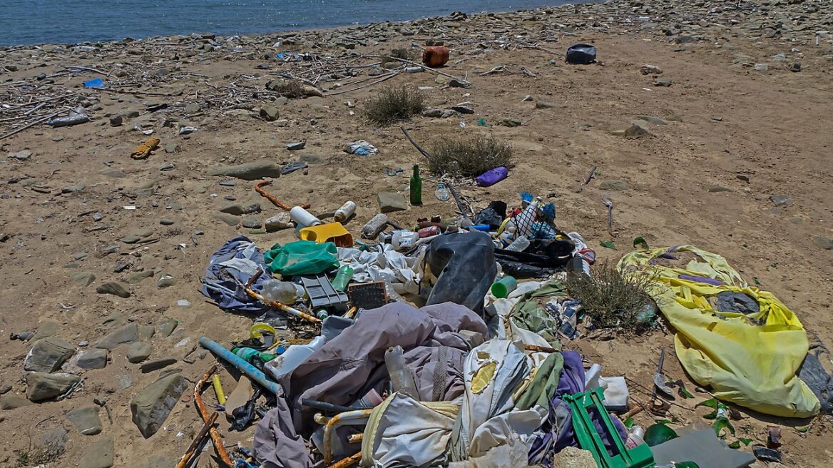 Deutsche Welle: Οι ελληνικές ακτές «κινδυνεύουν» από τα σκουπίδια