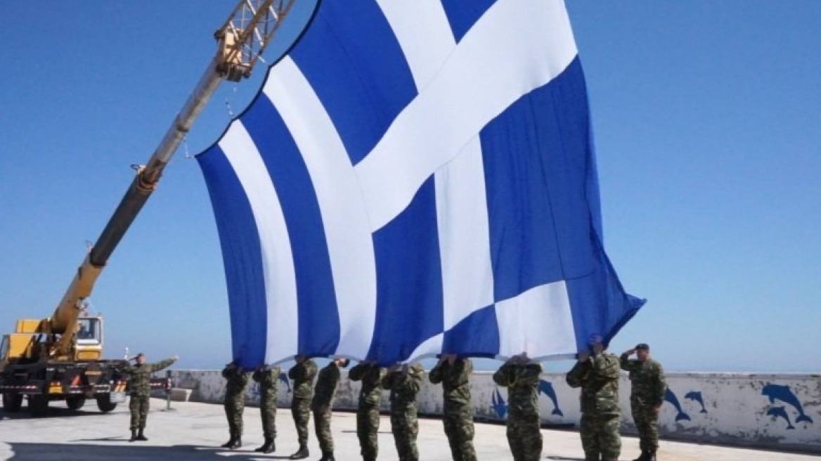 Με Κολοκοτρώνη και... αναθεώρηση Συντάγματος η φετινή έπαρση της μεγάλης σημαίας στη Χίο