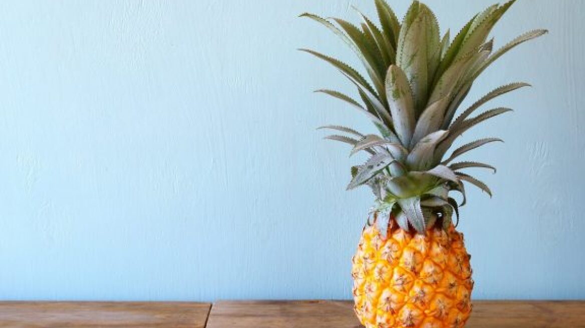 Ο ιδιοφυής τρόπος να φας ανανά χωρίς να τον κόψεις