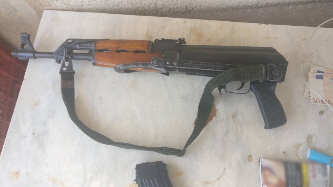 Οπλοστάσιο με καλάσνικοφ σε σπηλιά στην Φθιώτιδα