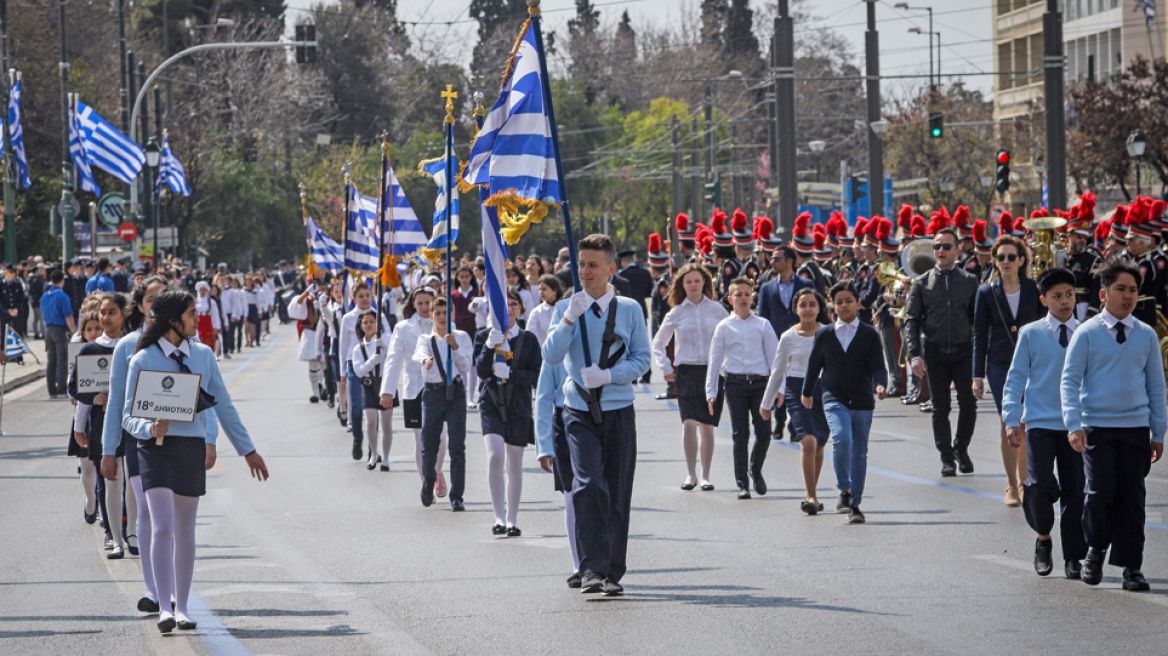 Φωτογραφίες: Δεκάδες σχολεία στη μαθητική παρέλαση στο Σύνταγμα