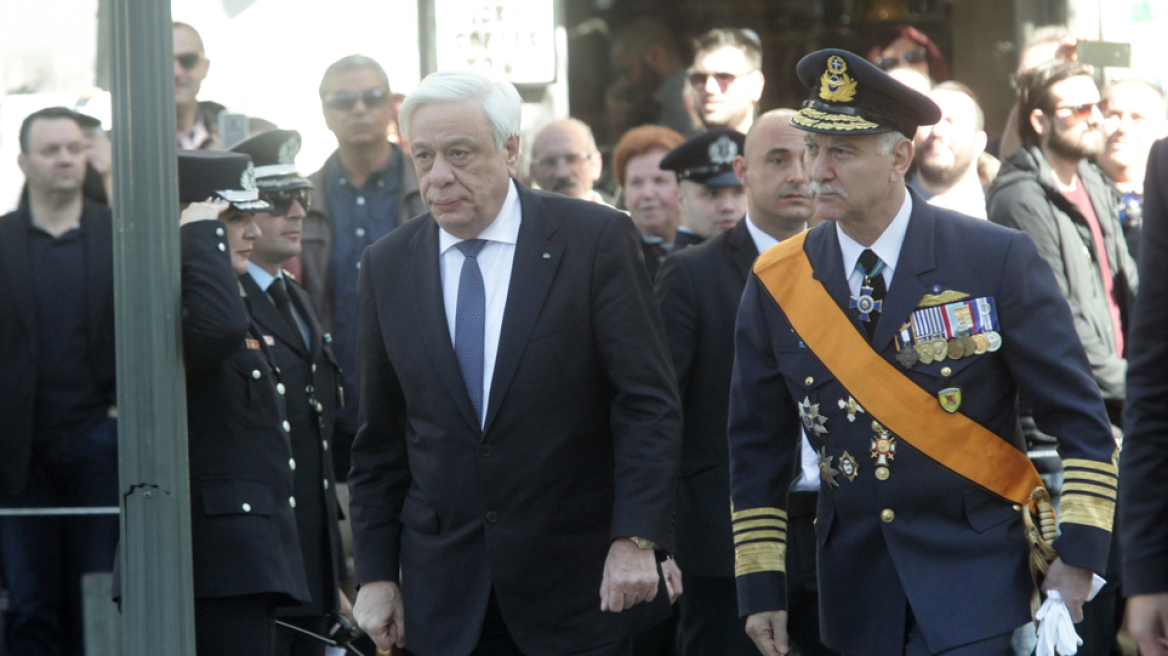 Άντρας προσπάθησε να επιτεθεί στον Προκόπη Παυλόπουλο έξω από την Μητρόπολη