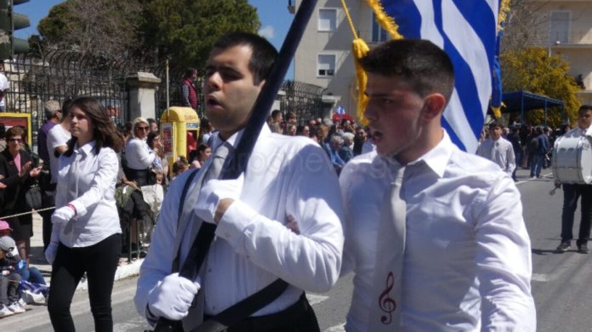 Κρήτη: Το πιο θερμό χειροκρότημα για τον τυφλό Χανιώτη σημαιοφόρο