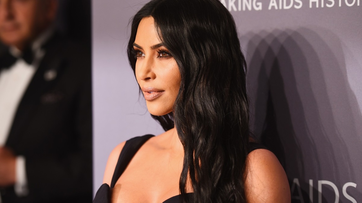 Η Κιμ Καρντάσιαν ξέχασε να φορέσει τη... φούστα της 