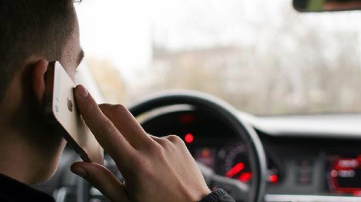 Τροχαία: Εκατοντάδες κλήσεις σε οδηγούς που μιλούσαν στο κινητό