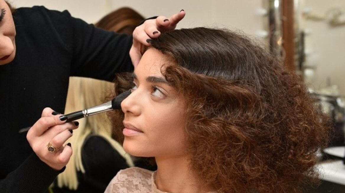 Ποιο είναι αυτό το αγόρι; H Mαριάννα Παινέση συνοδεύεται 